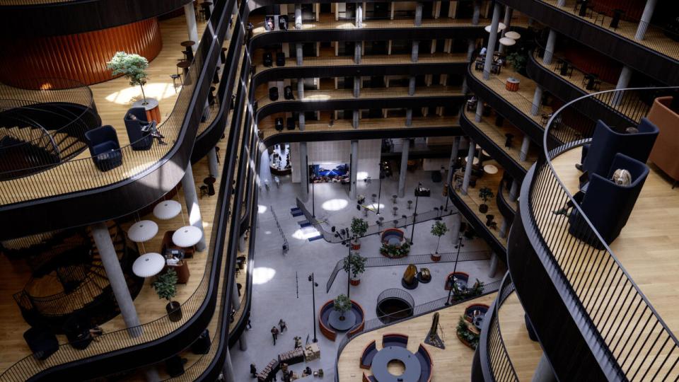 Danske Banks er bare ét af flere eksempler på fleksible kontorer, hvor ingen ansatte har faste pladser. Idéen med konceptet er at skabe variation i hverdagen, men det kan ikke alene gøres ved frie pladser, mener arkitekt. Arkivfoto: Linda Kastrup/Ritzau Scanpix