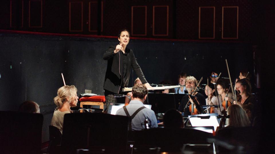 Marie Jacquot er den første kvindelige chefdirigent på Det Kongelige Teater. Her styrer hun harmonier og tempo for 63 musikere på samme tid. Foto: Nikolaj Thaning Rentzmann