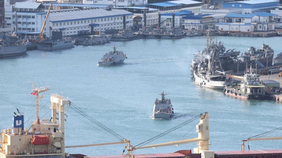 Taiwanesiske krigsskibe af typen Kuang Hua VI sejler ud for Keelung i Taiwan mandag, mens Kina udfører en omfattende militærøvelse.