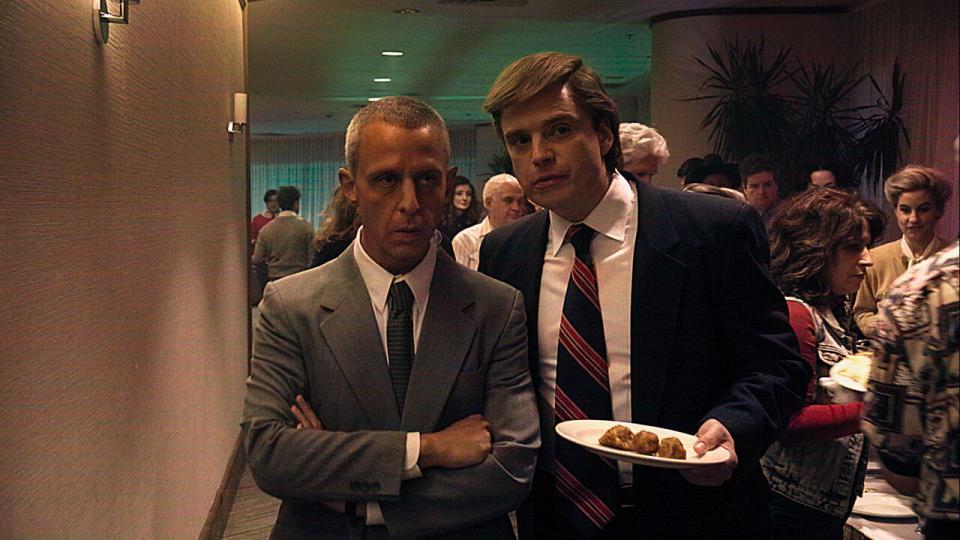 Roy Cohn (Jeremy Strong) og Donald Trump (Sebastian Stan) som mester og lærling i “The Apprentice”. Her i 1970’erne lærte Trump alt det, som han stadig dyrker. PR-foto