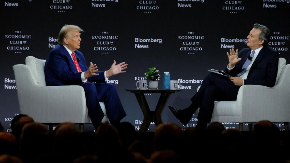 Fhv. præsident Donald Trump fortæller hos Economic Club of Chicago Bloombergs chefredaktør, John Micklethwait, at han har taget fejl hele sit liv. Foto: Rebecca Cook/Reuters/Ritzau Scanpix