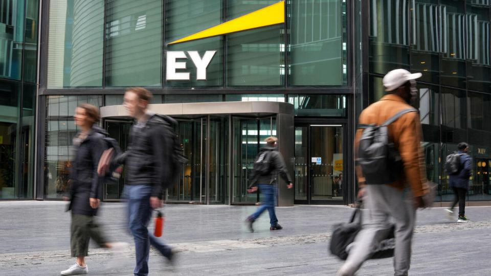 Ansatte kørte mod reglerne digitale kurser på flere skærme samtidig. Arkivfoto: Maja Smiejkowska/Reuters/Ritzau Scanpix