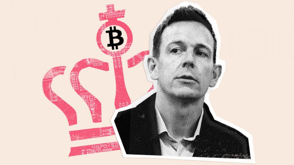 Skatteminister Rasmus Stoklund vil i starten af 2025 fremsætte et lovforslag om ny beskatning af kryptovaluta. Nu er rapporten, som lovforslaget tager afsæt i, offentliggjort. Arkivfoto: Thomas Traasdahl/Ritzau Scanpix. Collage: Michaël Dorbec