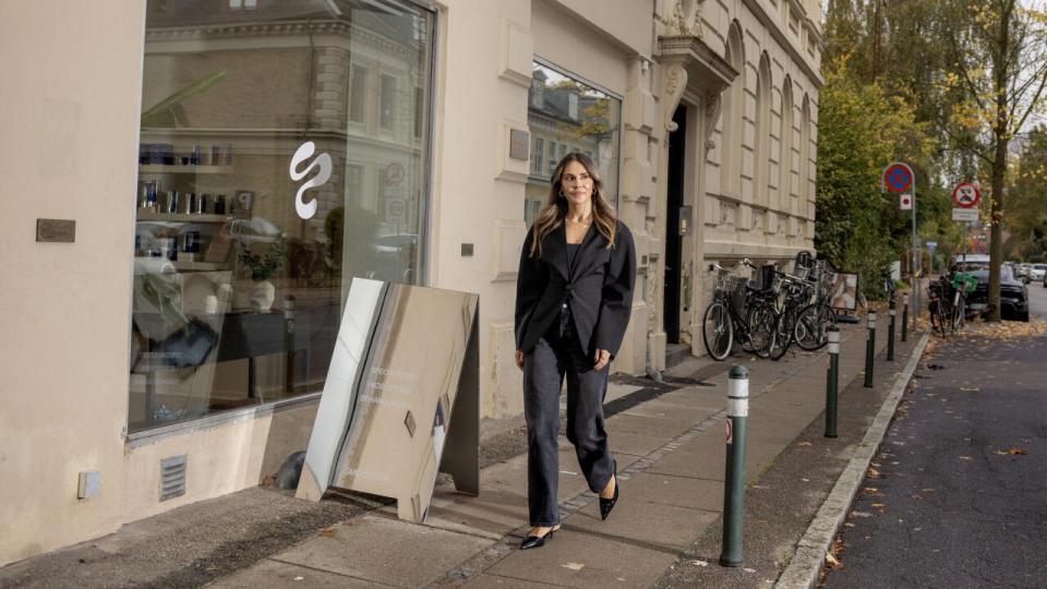 Selima Utsijeva åbnede sin første klinik på Østerbro i 2020, men her er hun fotograferet ude foran klinikken i en sidegade til Gl. Kongevej på Frederiksberg. Foto: Simon Fals