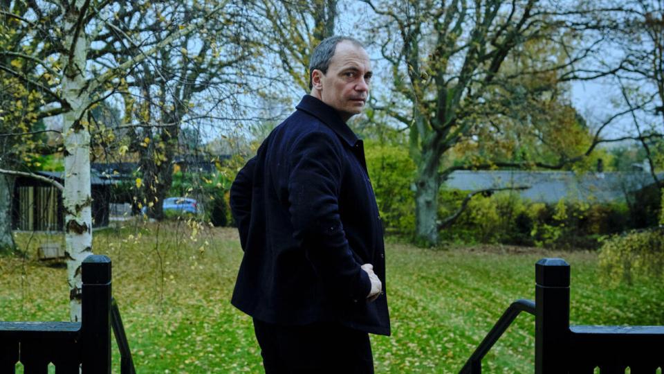 Tommy Ahlers fotograferet ved sit sommerhus i Saunte ved Hornbæk. 19. november udgiver han selvbiografien “Uperfekt”, skrevet i samarbejde med Rune Skyum-Nielsen.