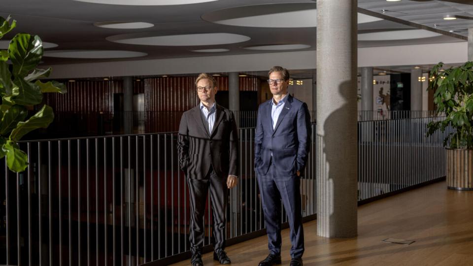 Danske Banks topchef, Carsten Egeriis, og chefen for den statslige superfond, Eifo, Peder Lundquist (brun jakke). Foto: Simon Fals