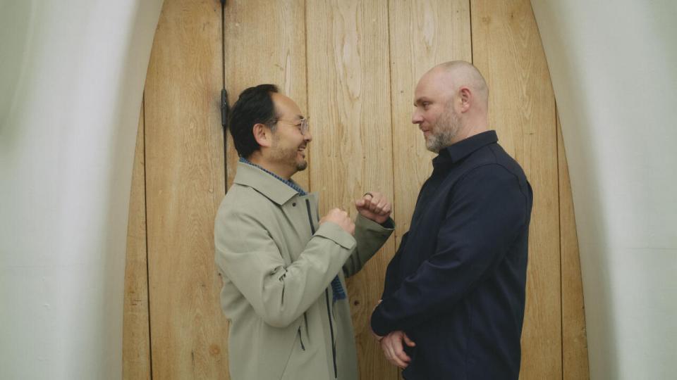 Ulrik Ørum-Petersen, direktør for Heartland (t.h.), og Peter Kreiner, direktør for Noma, foran indgangen til Noma. Et kunstværk af Martin Brandt Hansen. Foto: Jonas Pryner Andersen