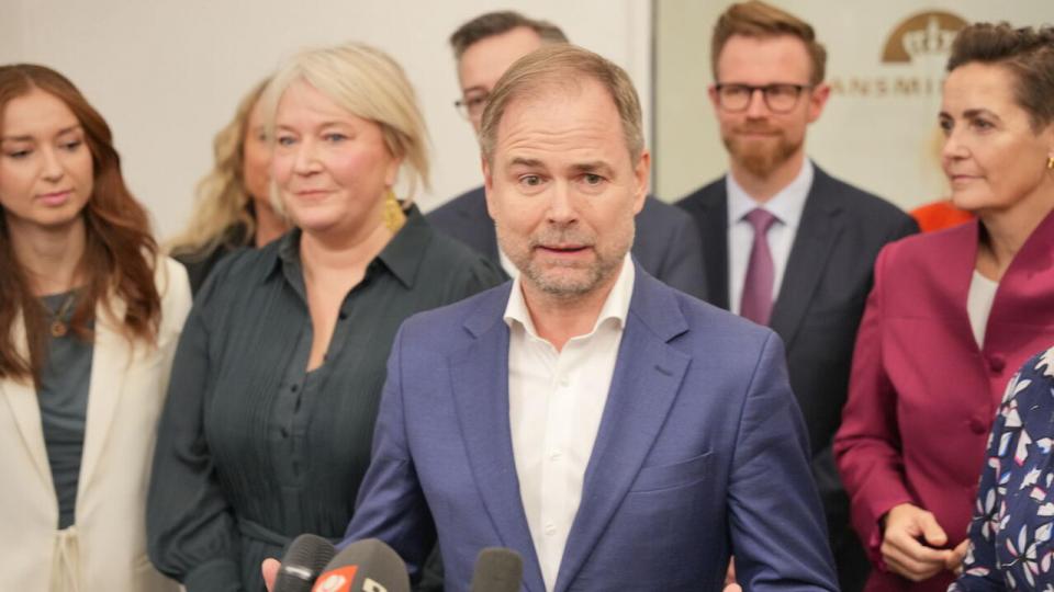 Nicolai Wammen (S) kunne fredag præsentere regeringens finanslovsaftale for 2025 sammen med aftaleparterne Radikale Venstre og SF. Foto: Emil Helms/Ritzau Scanpix