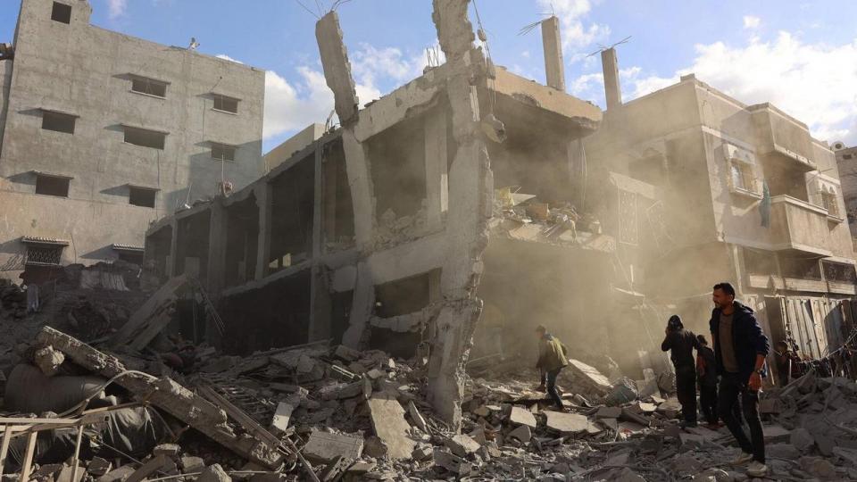Hamas siger, at gruppen er klar til at indgå en aftale om våbenhvile i Gaza, skriver nyhedsbureauet AFP. I nat dansk tid er en våbenhvile mellem Israel og den libanesiske militante bevægelse Hizbollah trådt i kraft. 