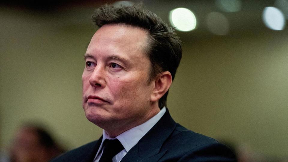 På Teslas årlige generalforsamling i juni godkendte selskabets aktionærer en genindførsel af lønpakke på 400 mia. til Musk. Mandag har lønpakken dog fået rødt lys fra dommer. 