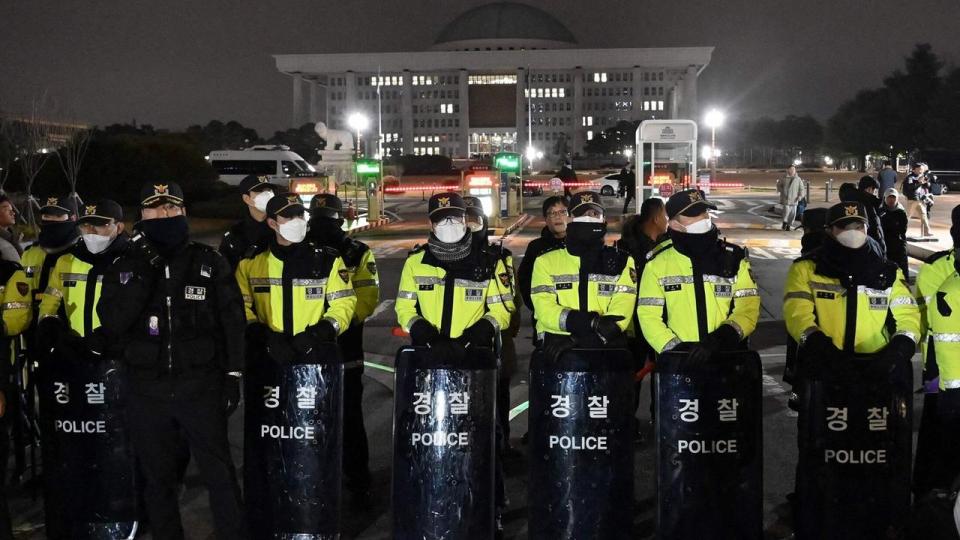 Kampklædt politi står klar foran parlamentet i Sydkorea, efter den siddende præsident Yoon Suk-yeol tirsdag eftermiddag dansk tid erklærede undtagelsestilstand i landet.