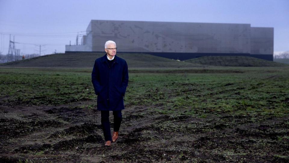 Borgmester Frank Schmidt-Hansen viser rundt i områderne, hvor energiparkerne skal være.