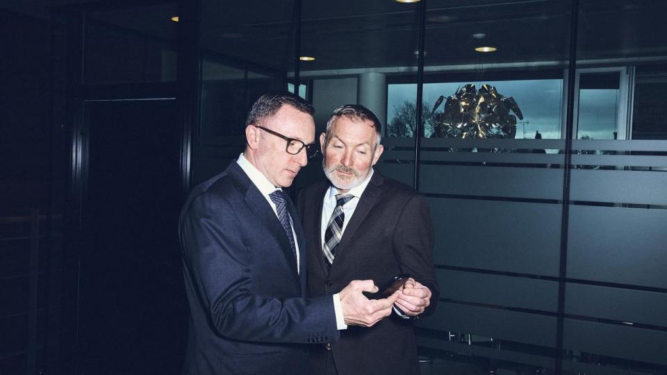 Christian Grøndahl (t.h.), adm. direktør i Snipr Biome, ses her sammen med Christian Elling (t.v.), der er bestyrelsesformand i Snipr Biome og leder for Lundbeckfonden Biocapital, der har været investor i selskabet siden 2017.