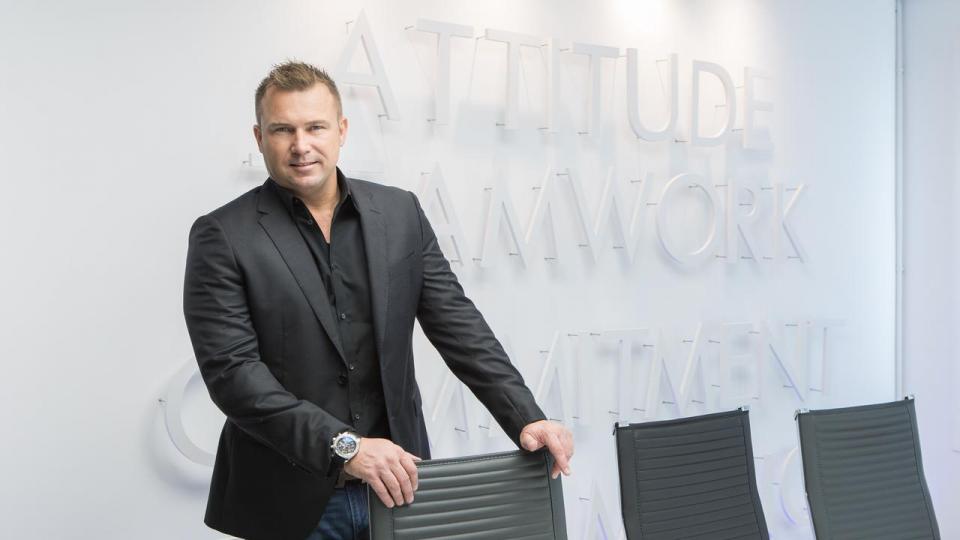 54-årige Janus Rægaard Nielsen er adm. direktør og stifter af Anytech365, som har hovedkontor i den sydspanske by Marbella. Han ejer tre spanske luksusboliger og har et stort privatforbrug, oplyser han selv til Børsen.