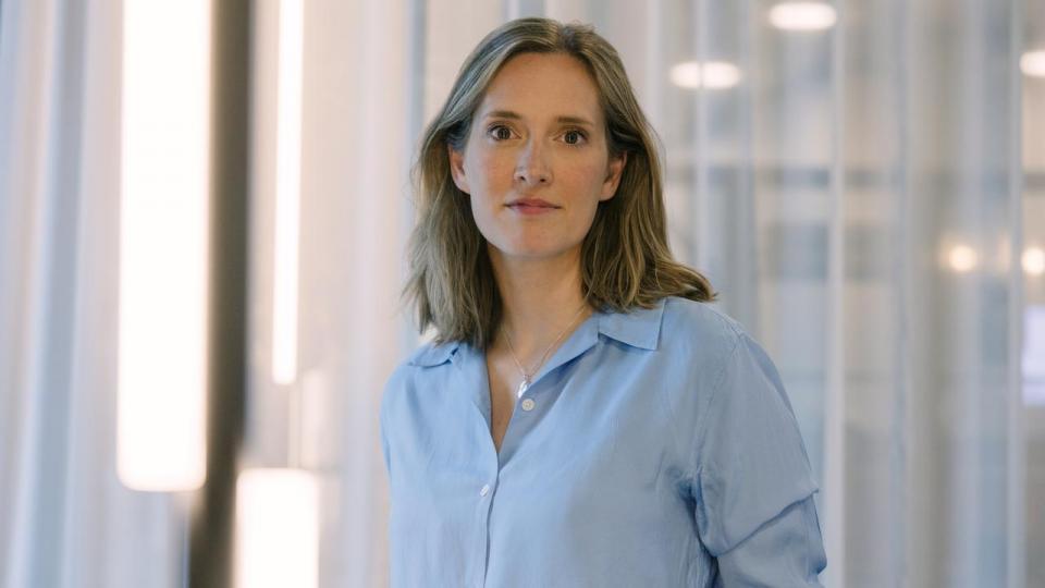 “Selvom kvinder bruger næsten 70 pct. mere end mænd i stormagasinerne op til jul, så er der faktisk én dag på året, der skiller sig tydeligt ud,” skriver Louise Aggerstrøm Hansen.