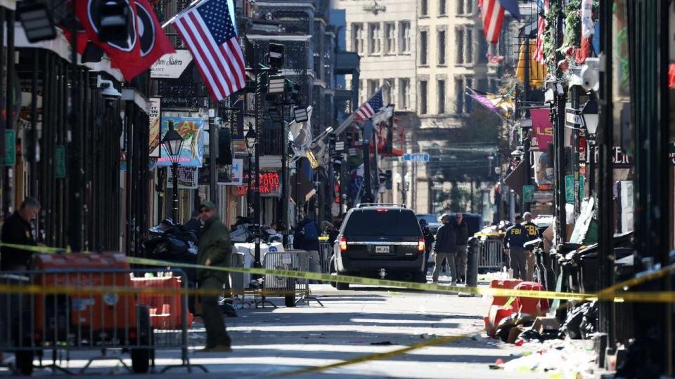 FBI og politi arbejder på Bourbon Street efter angreb.