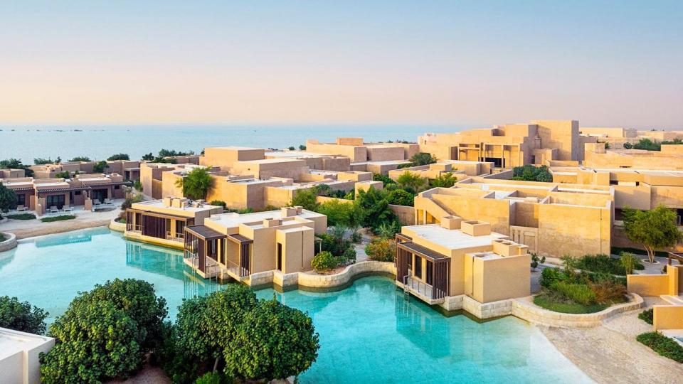 Bygningerne på Zulal Wellness Resort er opført i klassisk regional stil i farver, der matcher området.
