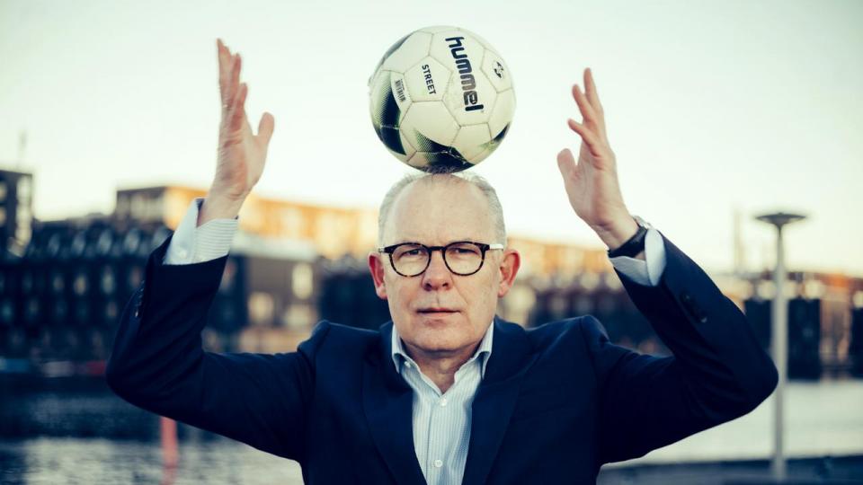Henrik Lund, adm. direktør i AL Finans, brugte en stor del af sin ungdom som fodboldspiller i Vejle Boldklub. I størstedelen af sin karriere har han været ansat i finansielle virksomheder, men i en kortere årrække stod han også i spidsen som direktør for Vejle Boldklub. 