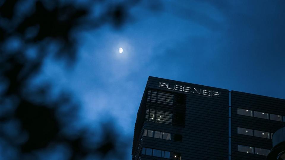 Den ledende partner i Plesner kan ifølge Finans ikke genkende det billede, der bliver tegnet af de anklagede ansatte.