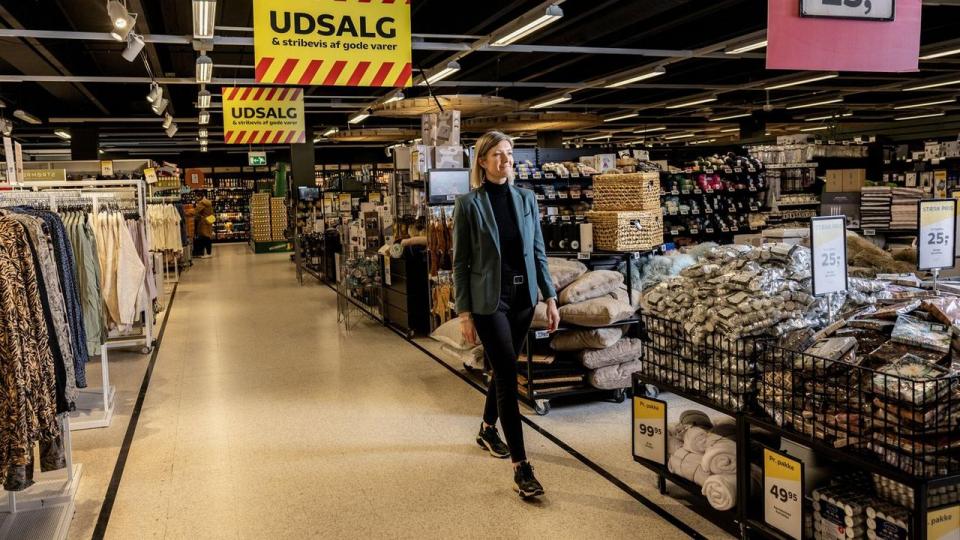 Rikke Krause har allerede tilbragt mange timer ude i frontlinjen i de Kvickly- og Superbrugsen-butikker, hun blev chef for i november 2024. Men butiksbesøg (her i Kvickly Frederiksværk) er en del af jobbet, der aldrig stopper – “for det er her, man finder ud af, hvorvidt planerne fra hovedsædet virker eller ej,” erklærer hun. 