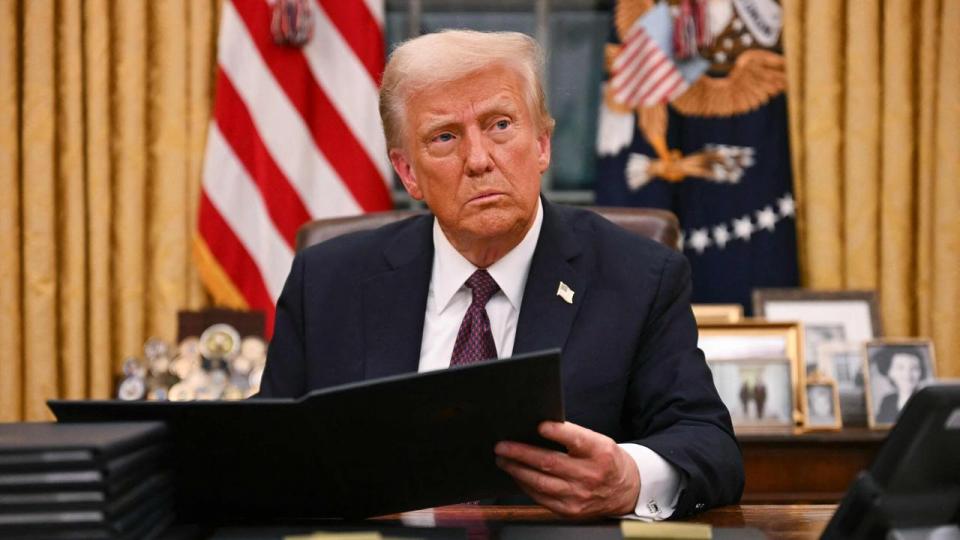 Donald Trump har fastslået, at der kun findes to køn: mand og kvinde. Han har underskrevet et såkaldt dekret, der trækker tidligere dekreter tilbage, som skulle fremme alt fra mangfoldighed til inklusion af etniske minoriteter og lgbt+-rettigheder.