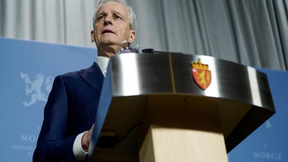 Statsminister Jonas Gahr Støre fra Arbeiderpartiet står nu alene med ansvaret for den norske regering, efter at Senterpartiet går egne veje.