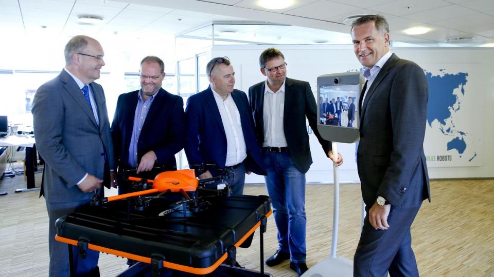 Niels Thorborg ejer koncernen 3C Groups, som nu overtager 80 pct. af robotfirmaet Blue Ocean Robotics. Fra højre: Niels Thorborg, de tre stiftere af Blue Ocean Robotics, Rune K. Larsen, John Erland Østergaard og Claus Risager samt tidl. bestyrelsesformand Jørn Tolstrup Rohde. Foto fra 2016. 