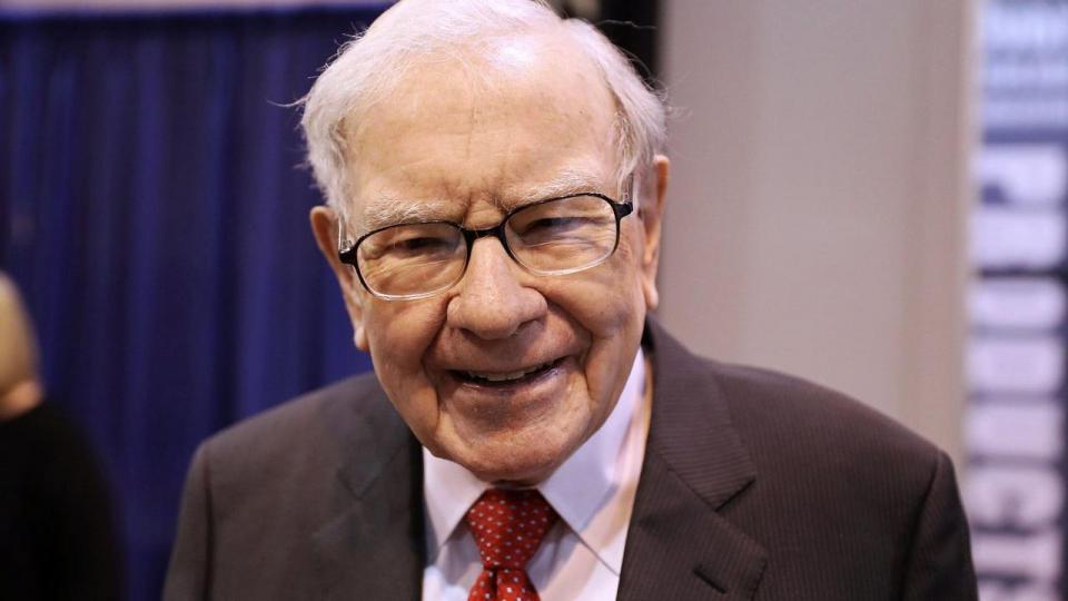 Den legendariske investor Warren Buffett solgte i 2024 massivt ud af både Apple- og bankaktier og har valgt ikke at geninvestere pengene. Det får mange investorer til at spørge, om den 94-årige Buffett ved noget, som andre ikke ved.