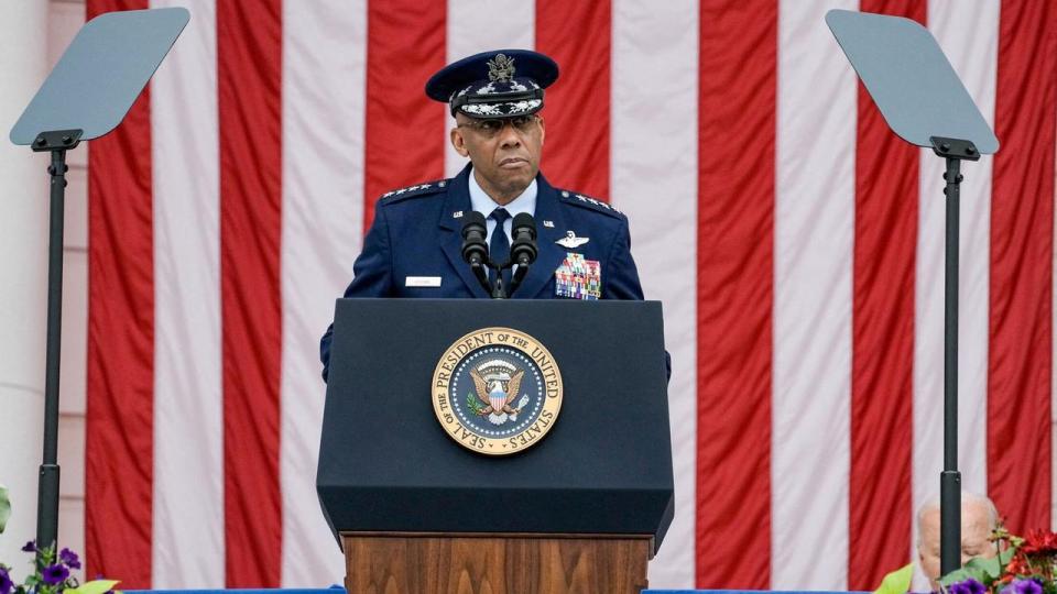 Charles Q. Brown er netop blevet fyret som øverste general i det amerikanske forsvar.