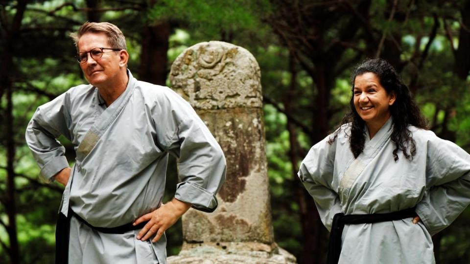 Thomas Bo Larsen og Simi Jan får brugt deres kræfter i Sydkorea, hvor de i løbet af 12 dage lærer kung-fu og mediation som en del af deres personlige udvikling. Se, hvordan det går i TV2-programmet “Shaolin”.
