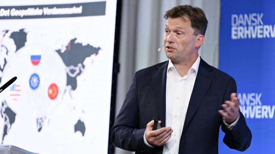 “Fejl kan ske, men det afgørende er, hvordan man reagerer på fejl,” siger Lars Gert Lose, som her er fotograferet ved en konference i Dansk Erhverv.