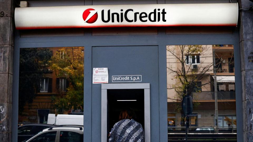 Den italienske storbank Unicredit forsøger i øjeblikket at købe tyske Commerzbank. Samtidig vil italienerne sælge sin forretning i Rusland.