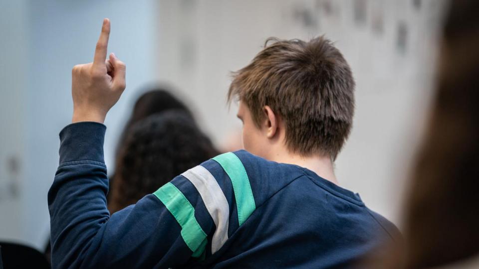 “Har du nogensinde svælget i “Luksusfælden” og tænkt: Har de da ikke styr på noget som helst?” Det spørger Christine Brochdorf og Noah Busk Jessen om.