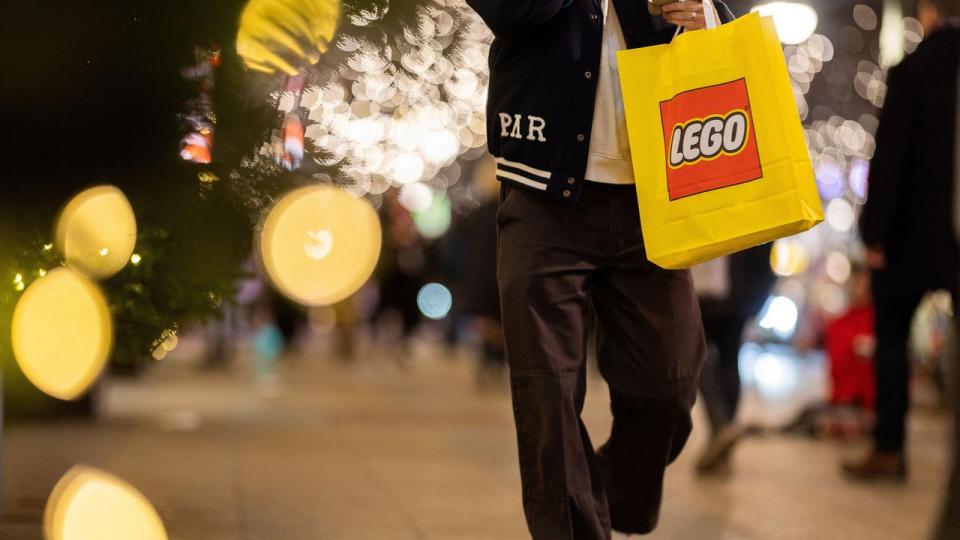 Forbrugerne holdt sig ikke tilbage med at fylde kurven op med byggesæt fra Lego i 2024.