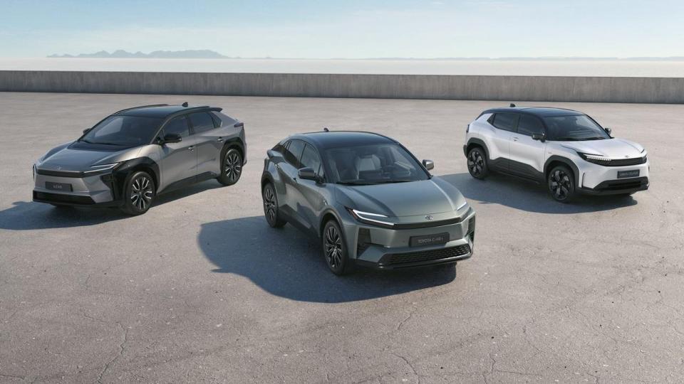 Der er tre nye elbiler på vej fra Toyota: Fra venstre en opdateret bZ4X, i midten den helt nye C-HR+ og til højre den længe ventede mini-SUV Urban Cruiser.
