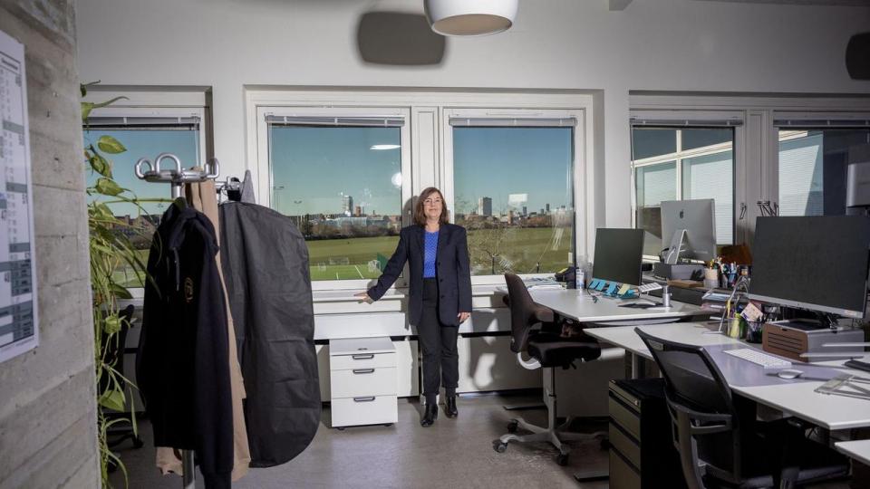 Tina Christensen, adm. direktør i Metronome Productions, mener, adfærdsdesign har været en vigtig del af implementeringen af firedages arbejdsuge. Der er fysiske skilte på gangene og en speak i højttalerne, der minder medarbejderne om den fælles fokustid.