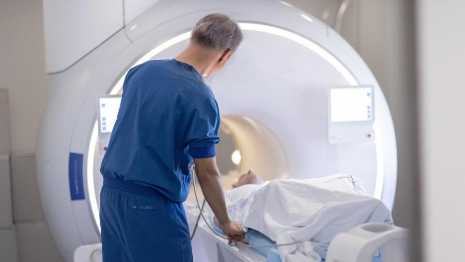 Mand bliver scannet i MR-skanner på et hospital.