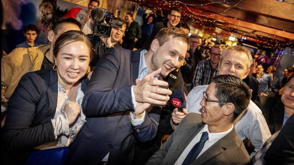 Formand for Demokraatit, Jens-Frederik Nielsen og Nivi Olsen (tv), under valgfest hos Demokraatit ved café Killut i Nuuk, tirsdag den 11. marts 2025.