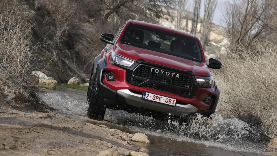 Toyota Hilux GR Sport II må laste op til 1000 kg og trække en trailer på 3500 kg. Lavgear er standard, og vadedybden er 70 cm.