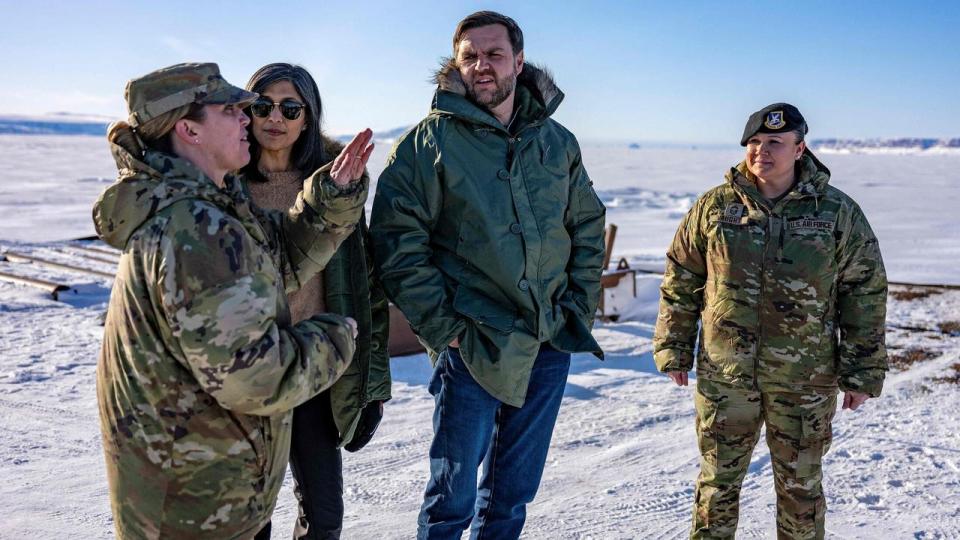 Vicepræsident JD Vance (nummer to fra højre) lytter til Susannah Meyers (til venstre) under vicepræsidentens besøg for to uger siden. Nu er hun fyret. 