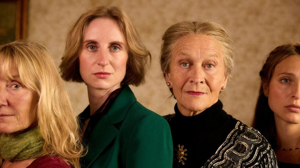 DR’s nye søndagsdrama “Generationer” sætter fuld blus under en families hemmeligheder. Det starter lidt sløvt, men fra tredje afsnit eksploderer det. Her Anette Støvelbæk (datteren Tina), Rikke Eberhardt Isen (barnebarnet Rikke), Ulla Henningsen (mormoren Martha) og Alice Bier Zandén (barnebarnet Anso).