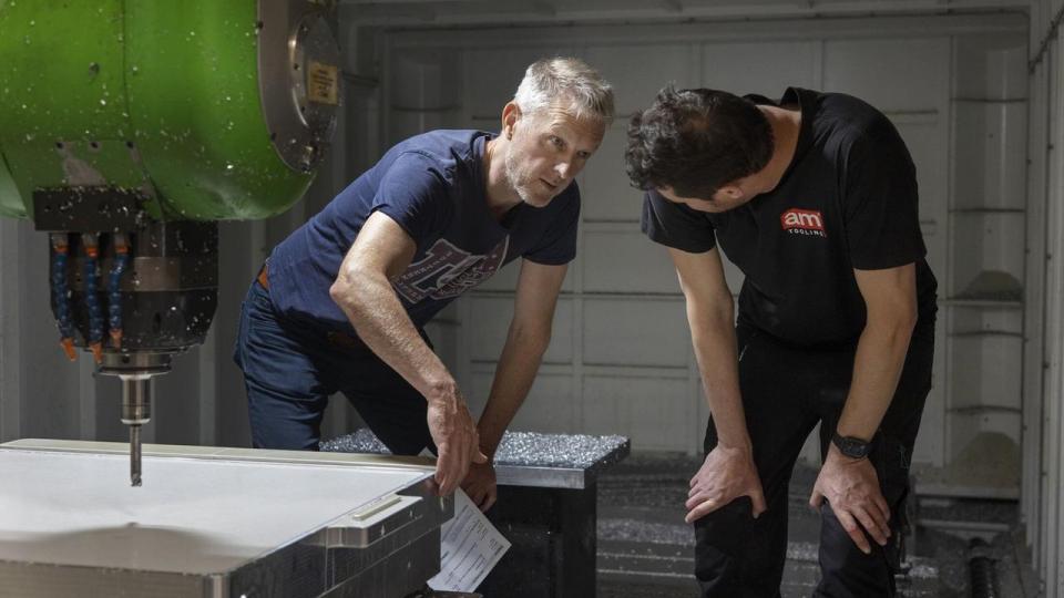 Torben Viby (t.v.) er direktør i fynske AM Tooling, der er blandt de mange industrivirksomheder herhjemme, som forventes at blive påvirket af handelskrigen. Til højre ses værktøjsmager Kenneth Lauridsen.