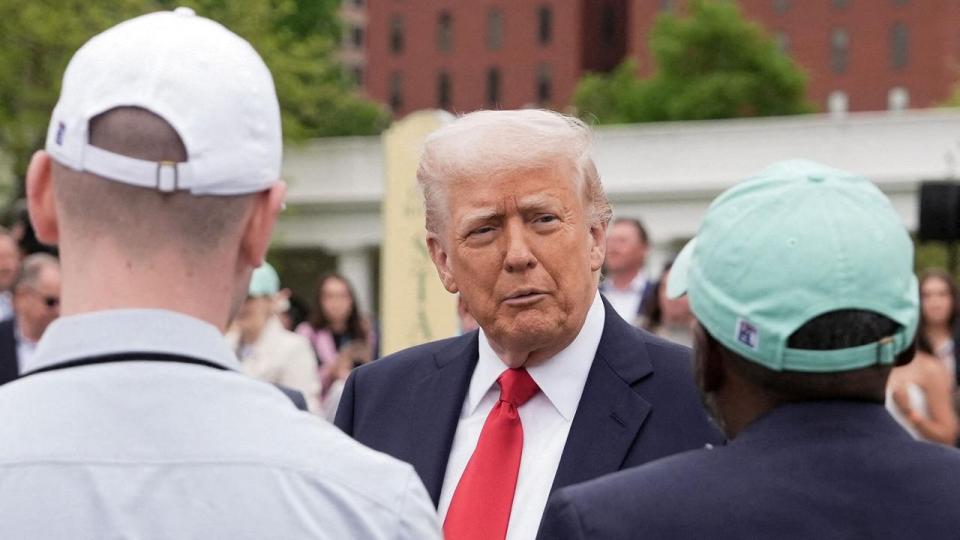 “Trump er sin egen værste fjende, og når weekenden er omme og en ny uge startet, er der risiko for, at han endnu engang vender rundt på en tallerken,” skriver Brian Kudsk.