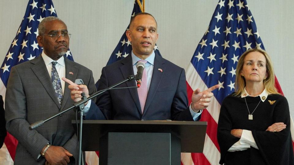 Demokraternes leder i Repræsentanternes Hus, Hakeem Jeffries, flankeret af det ledende demokratiske medlem af udenrigsudvalget, Gregory Meeks, og demokraten Madeleine Dean, der er medlem af det magtfulde finansudvalg, under et pressemøde fredag i København.