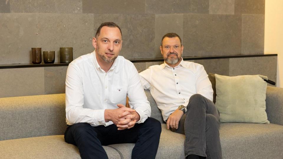 Søren Orluf (tv.) og Torben Serritslev (th.) kan sammen måle CO₂-data for en hel branche