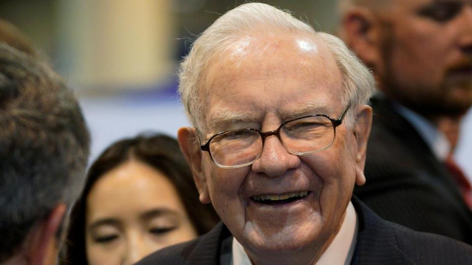 Warren Buffett træder tilbage som chef for Berkshire Hathaway. Et selskab, som han udviklede fra en nødlidende tekstilfabrik i 1965 til i dag at være et enormt konglomerat med en markedsværdi på 1160 mia. dollar.