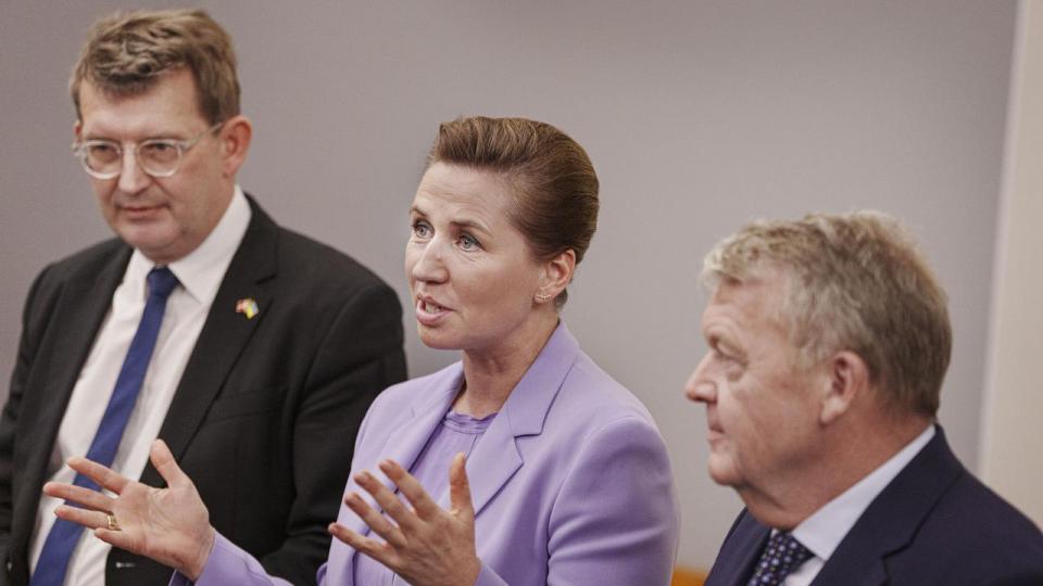 Statsminister Mette Frederiksen (S), forsvarsminister Troels Lund Poulsen (V) og udenrigsminister Lars Løkke Rasmussen (M) er blevet begunstiget af store opjusteringer af det økonomiske råderum. Nu kommer endnu en, som igen ændrer den politiske spilleplade markant.