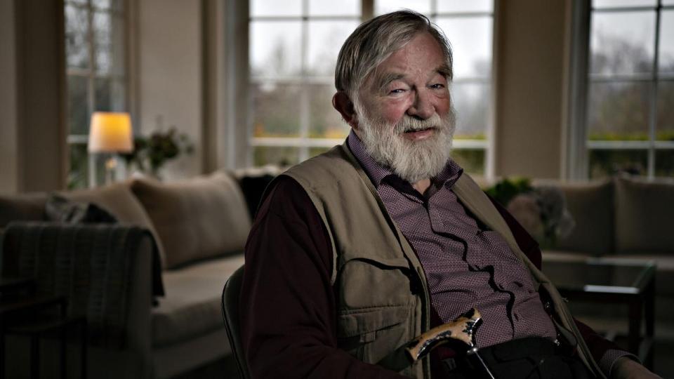 Kurt Daell (1941-2025) stod i spidsen for Daells Varehus, som lukkede i 1998. Sideløbende købte han Harald Nyborg og skabte en milliardforretning, som også inkluderer Jem & Fix. Han kom til Danmark som syvårig som et af wienerbørnene efter Anden Verdenskrig og blev adopteret af Daell-familien.