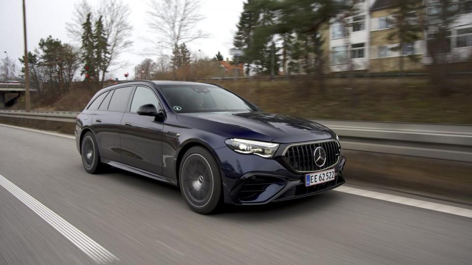 Den nye E 53 Stationcar er mere kraftfuld end sin forgænger, der måtte nøjes med at være en mild-hybrid. Mørkeblå metallak er standard. Andre farver starter fra 21.095 kr.