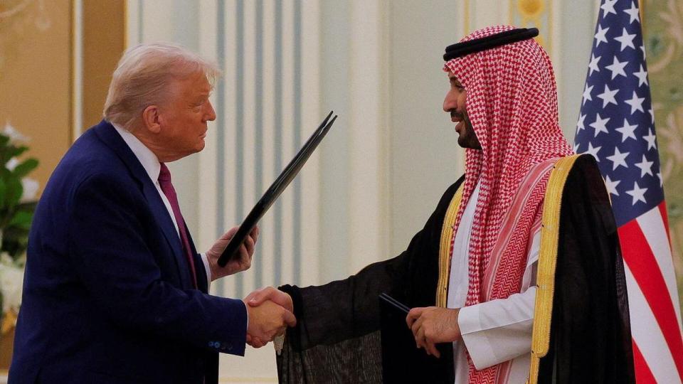 Præsident Trump og den saudiske kronprins Mohammed bin Salman udveksler dokumenter ved en underskriftsceremoni i Riyadh tirsdag. 